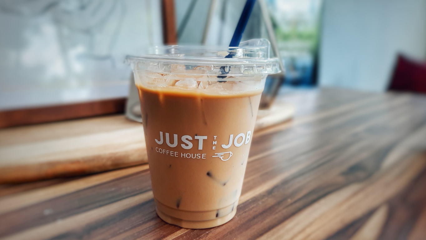 방콕에 위치한 Just The Job 카페의 라떼