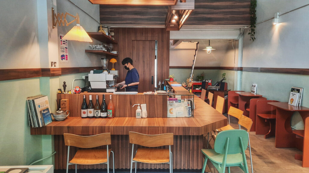 The interior of hidey-house cafe located in Bangkok 하이디 하우스 카페의 내부