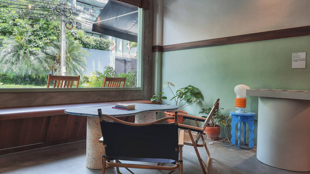 hidey house cafe located in a quiet alley way in Bangkok 하이디 하우스 카페는 방콕의 조용한 골목길에 위치하고 있다