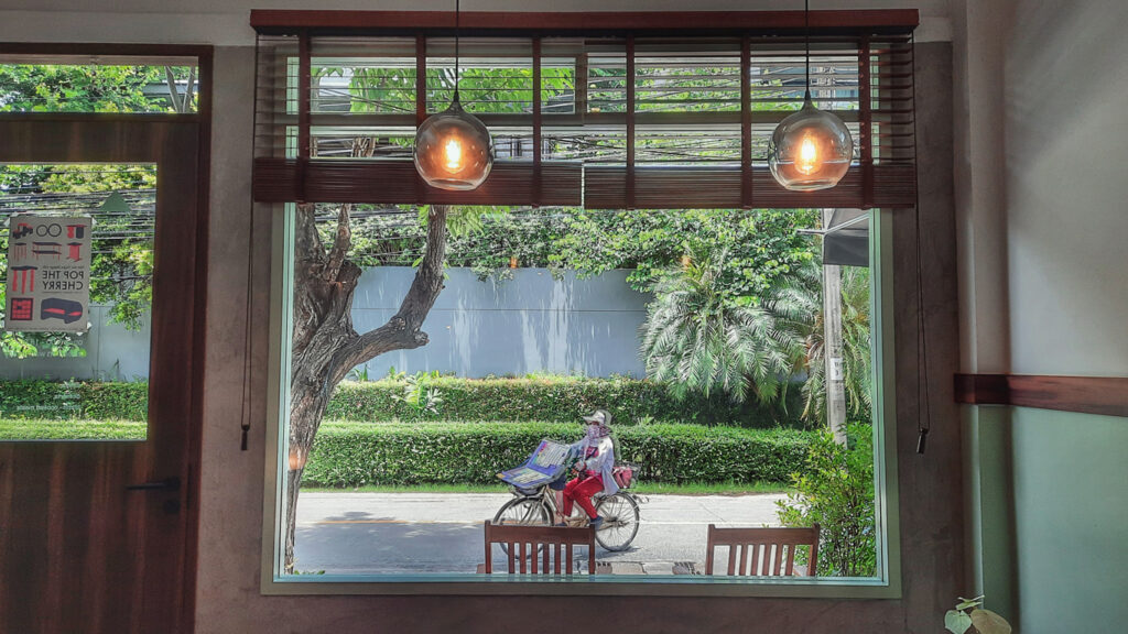 hidey house cafe located in a quiet alley way in Bangkok 하이디 하우스 카페는 방콕의 조용한 골목길에 위치하고 있다