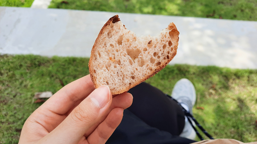 태국 방콕 벤자키티 삼림 공원에 앉아서 먹은 Nine Pastry의 사워도우 빵 sourdough bread from Nine Pastry at Benjakitti Forest Park in Bangkok, Thailand