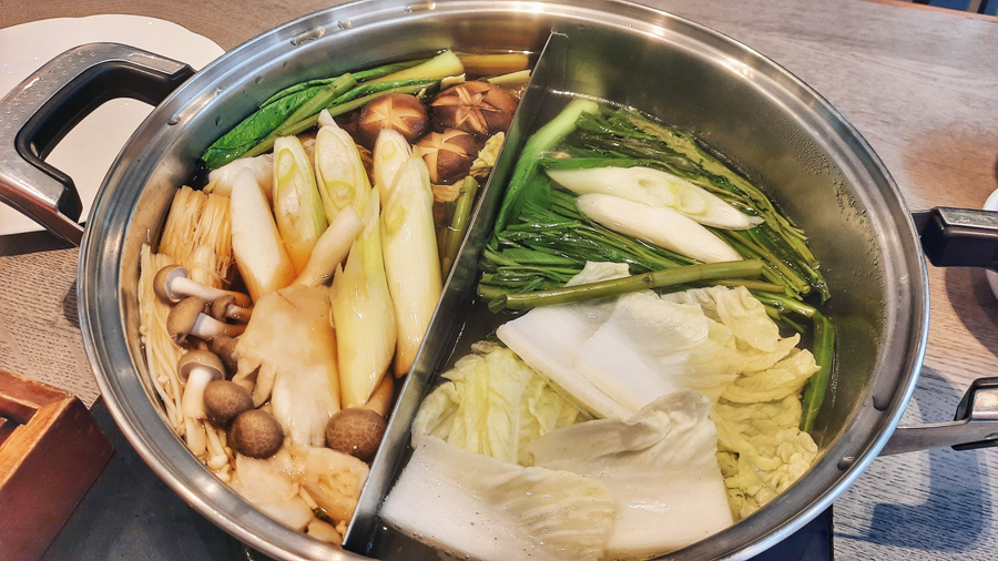 Boiling shabu at Coca Chinese hotpot restaurant on Sukhumvit Soi 39, Bangkok