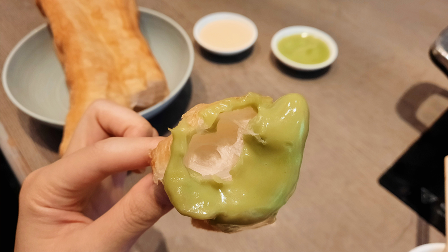 Patongo with pandan custard at Coca Chinese hotpot restaurant on Sukhumvit Soi 39, Bangkok