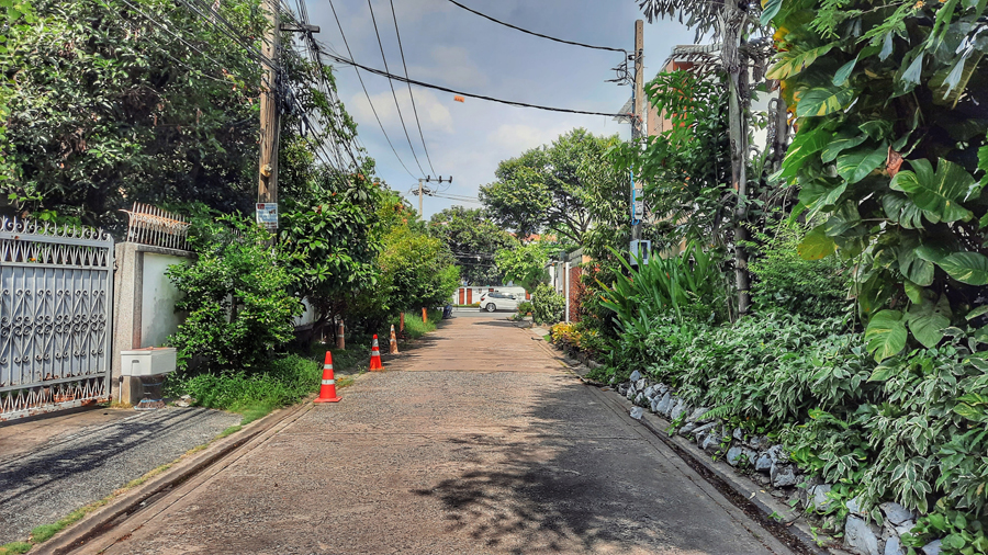 Sunny afternoon on Ekkamai 6 alley in Bangkok