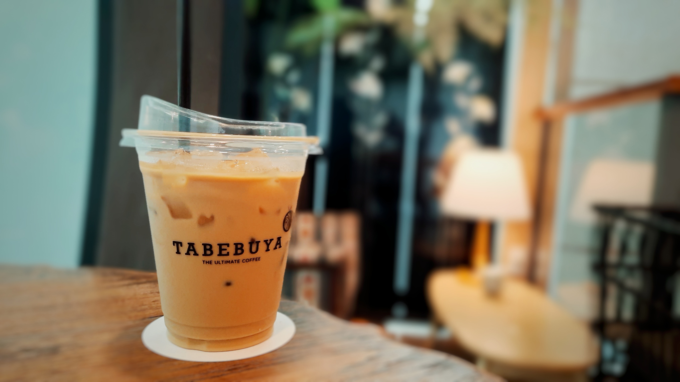 Tabebuya coffee shop located in Phrom Phong, Bangkok 방콕 프롬퐁에 위치한 타베부야 카페의 라떼